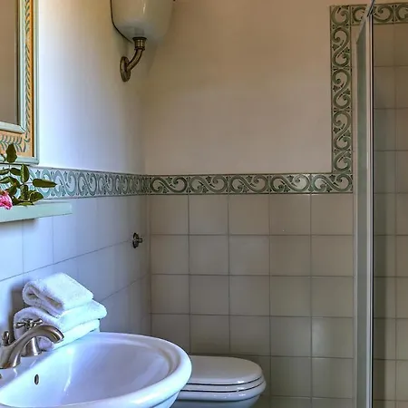 Villa Poggio 6, Emma Baschi